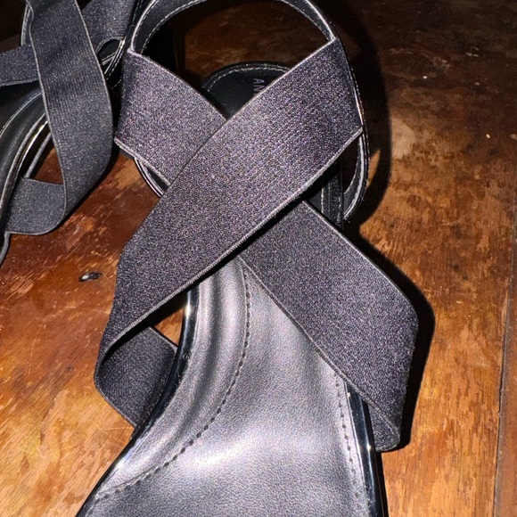 Anne Klein Patent/Fabric Sandals. Black Size 10. - Picture 4 of 8